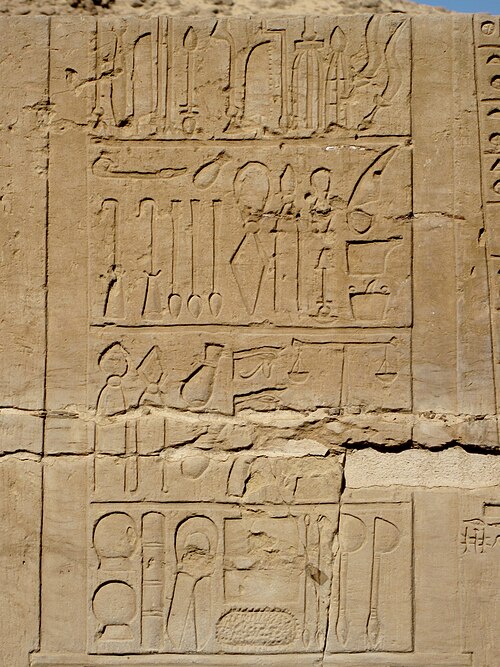 Reliefs mit antiken medizinischen Instrumenten in Kom Ombo