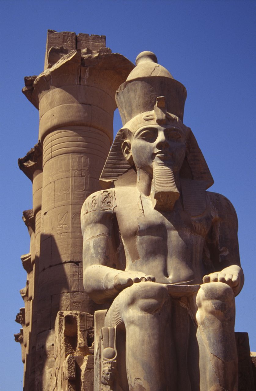 Riesenstatuen von Ramses II. am Luxor-Tempel