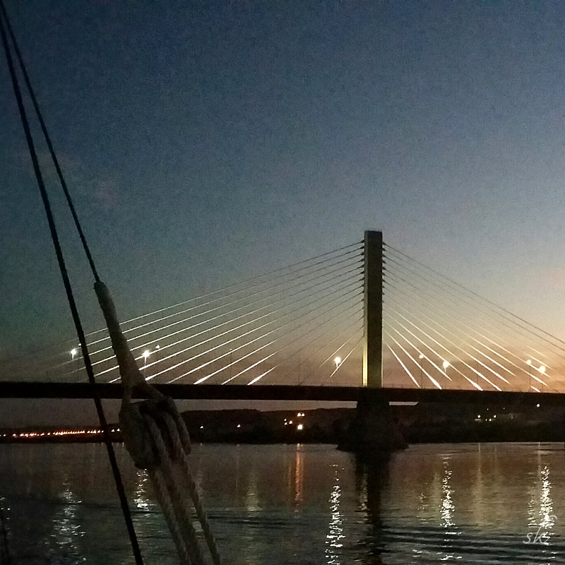 Brücke vor Assuan bei der nächtlichen Schiffsfahrt