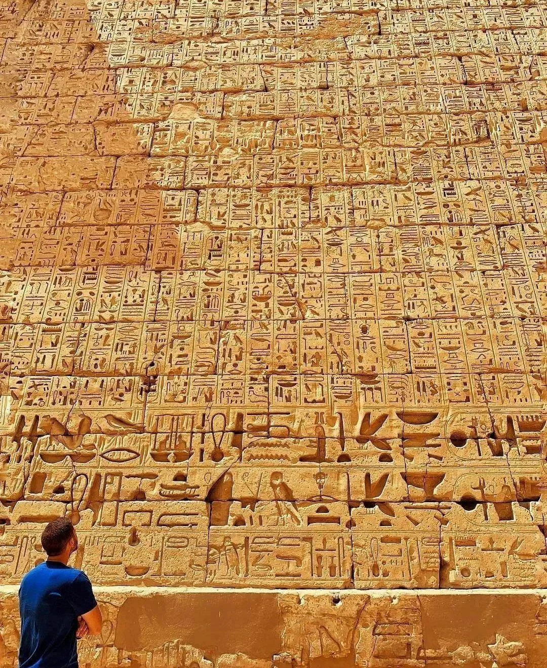 Hieroglyphenwand im Habu-Tempel
