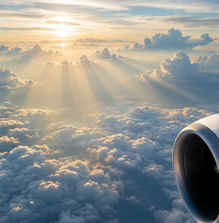 Blick auf Wolken und Himmel aus dem Flugzeug